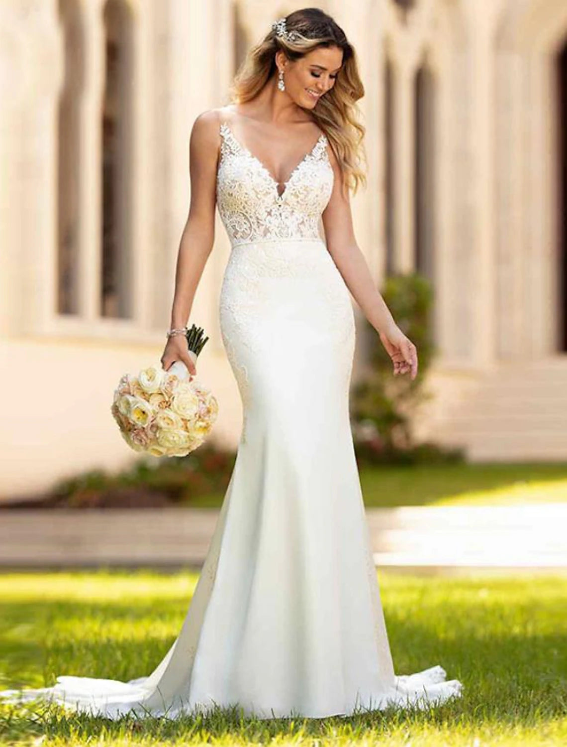 Exclusive Discount Engagement Open Back Sexy Formal Wedding Dresses Mermaid / Trumpet V Neck Sleeveless Court Train Lace Bridal Gowns With Appliques