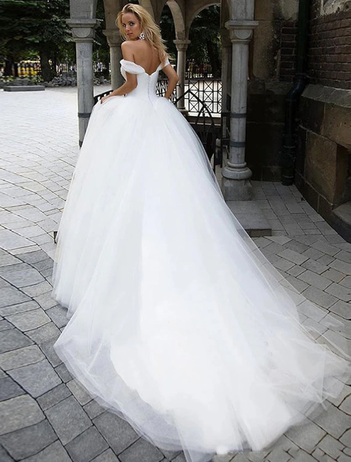 Latest Trends Wedding Dresses Ball Gown Off Shoulder Cap Sleeve Chapel Train Tulle Bridal Gowns