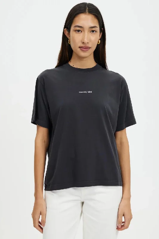 Trendy And Individual Women's Fashion Assembly Label - Exhibited Print SS Tee, Washed Black / White